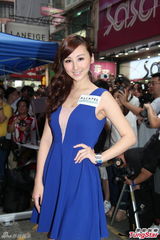 组图：高海宁闹市秀身材 大尺度裸背装火辣