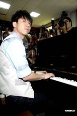 高清组图：光良七夕相约江美琪 已认养12个小朋友