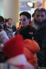 组图：蔡国庆机场“卖萌” 吐舌瘪嘴显可爱