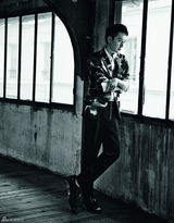 组图：冯绍峰登杂志封面称要与韩寒参加拉力赛