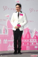 组图：陈豪欲亲自为儿剪脐带 合约将满家庭为重