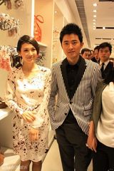 组图：任泉风雪中亮相上海 出席活动尽显儒雅