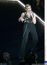 组图：麦当娜巡演华盛顿开唱 当众脱裤性感撩人