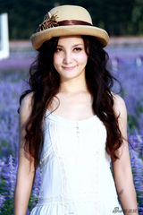 组图：陶红娇媚写真曝光 紫花海中演绎白裙浪漫
