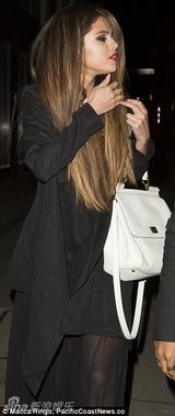 赛琳娜透视裙约14岁史密斯吃饭 被拍忙遮脸(图)