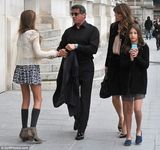 组图：史泰龙给女儿买高跟鞋 陪妻女逛街当模范老爸