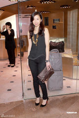 周慧敏自言有不少同志朋友 赌王四太送何超盈首饰