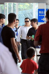 组图：鸟叔空降武汉保镖护行 身材发福无人识