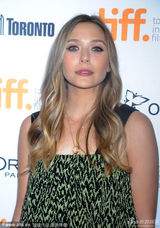 组图：菲尔德携女友亮相《寂寞心灵》首映