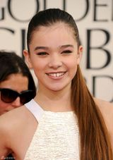 高清图：海莉-斯坦菲尔德少女初长成 纯白长裙出镜