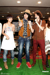 幻灯组图：旺福乐团打造“乡春之旅” 严爵变身牛仔