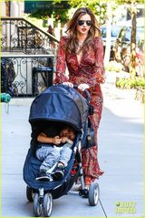 组图：米兰达深V长裙美艳 小宝贝幸福躺妈肩头