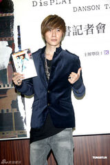 组图：唐禹哲发行新写真 汪东城抱病站台力挺