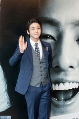 独家高清：金起范上海会粉丝 回归歌手身份催泪