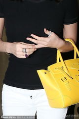 组图：章子怡戛纳现身机场 草编帽黑T恤休闲