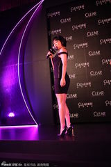 组图：小S黑色紧身裙裹体搔首弄姿 媚眼秀风情