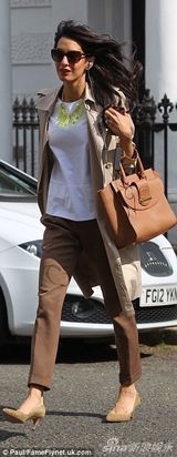 组图:乔治-克鲁尼未婚妻OL范儿 气质脱俗秀巨钻