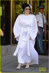 组图：Gaga黑发戴白花扮优雅贵妇 百褶宽袍个性