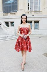 组图：姚星彤时装周首秀红裙明艳动人