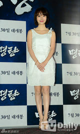 组图：李贞贤出席试映会 白裙显清新纯美