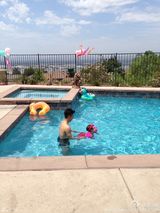 组图：李小鹏庆生派对 妻子比基尼出镜奥莉超萌