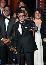 组图：《扣扣熊播报》获艾美奖最佳综艺节目奖