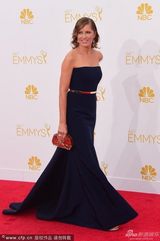 组图：金-迪肯斯抹胸长裙亮相艾美红毯