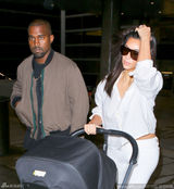 组图：卡戴珊黑超遮面老公相随 爱女大眼水汪汪