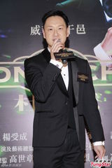 组图：刘嘉玲着复古波点裙 搭梁家辉演舞台剧