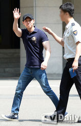 组图：韩星金东旭退伍 遇记者抿嘴点头