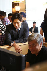 组图：朴海镇帅气拍广告 西装儒雅总裁范儿