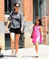 组图：小苏瑞时尚升级 背狐狸小包踩坡跟鞋出街