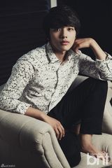 组图：吕珍九清新写真 变身花衬衫轻熟男