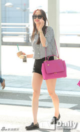 组图：韩团SISTAR亮相机场 太阳镜显时尚