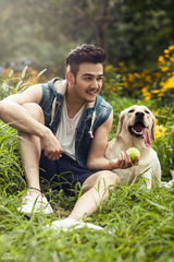 组图：杨烁萌犬花丛中嬉戏 悠享初秋时光