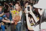 组图：板野友美亲民抵港 与热情粉丝大合照