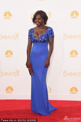 组图：维奥拉-戴维斯深V蓝裙亮相艾美红毯