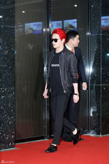 独家：崔丹尼尔宣传新片戴眼镜似哈利波特