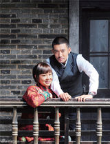 组图：《王大花》热拍 闫妮张博演绎违和烽火恋