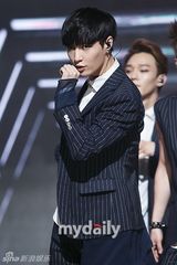 组图：《MCD》众星献唱 EXO11人献双曲舞台