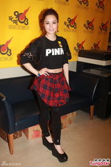 组图：阿娇(钟欣桐)露脐装宣传新专辑 称暂无意恋爱