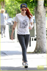 组图：克里斯汀-斯图尔特休闲装扮 纹身吸睛