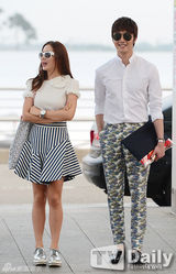 组图：《无挑》应援团赴巴西 机场时尚大比拼