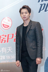 独家：朴有天上海会歌迷 黑衣亮相表情严肃