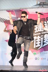 组图：潘玮柏携温岚热舞 望多给好友柯震东空间