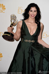组图：萨拉-丝沃曼获得艾美奖综艺类最佳编剧
