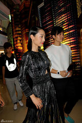 组图：白百何时尚活动五度换装 平底靴征战红毯