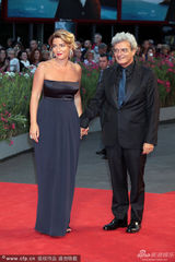 组图：意片《青春韶华》首映 导演与妻子秀恩爱