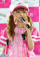 组图：模特益若翼为棒球赛开球 点燃赛场氛围