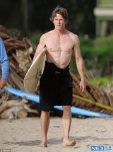 组图：46岁朱莉娅-罗伯茨海滩享天伦 与子女开心戏水